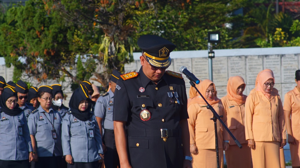 Kepala Kanwil DIY saat memimpin doa di TMPN Kusumanegara.| Humas Kanwil Kemenkumham DIY