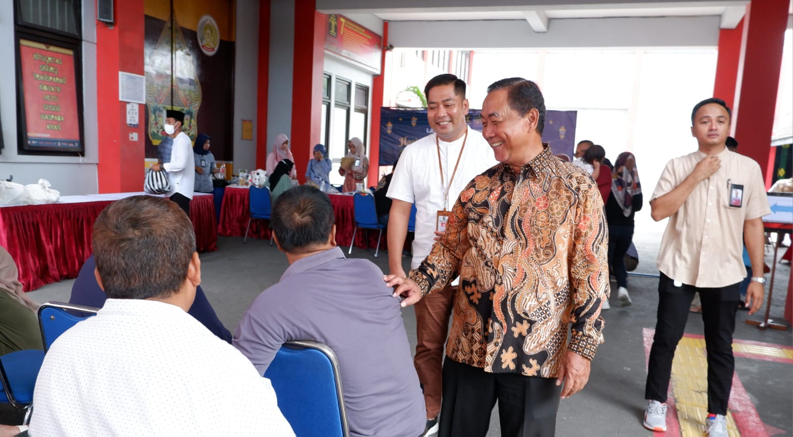 PK Ahli Utama Ditjenpas, Tarsono, berkomunikasi dengan salah seorang pengunjung Lapas Kelas IIA Yogyakarta. | Foto: Husni/ Humas Lapas Jogja