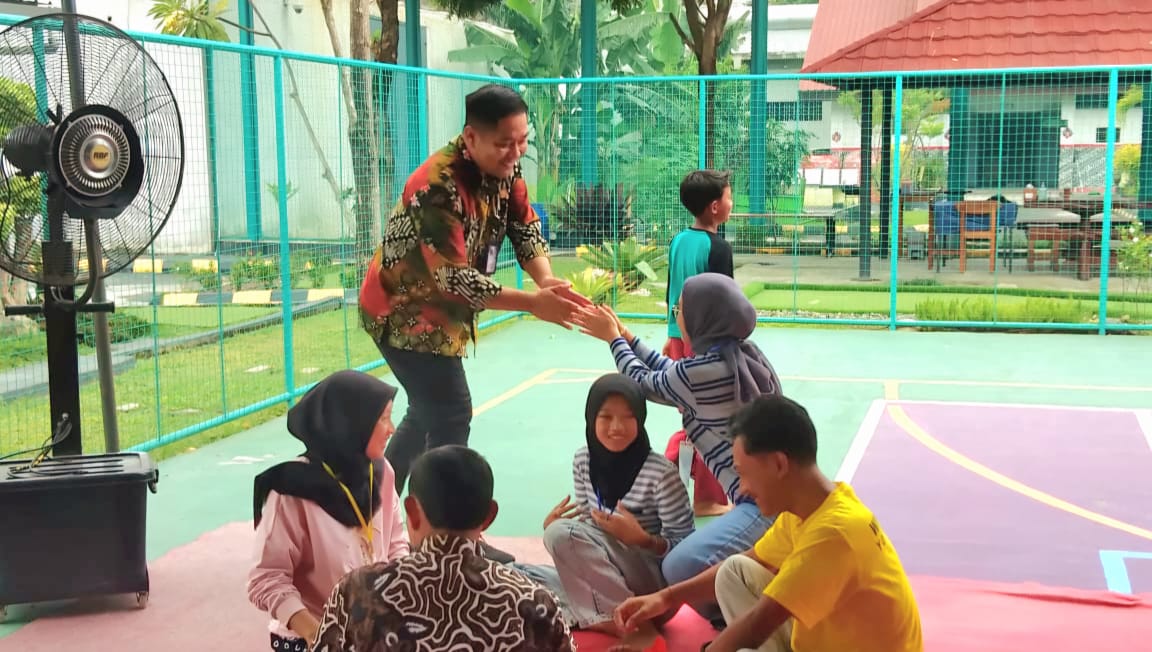 Kepala Lapas Yogyakarta, Soleh JS, menyapa pengunjung pada Kunjungan Hafi Raya Idulfitri 1445H. | Foto: Ambar/ Humas Lapas Jogja