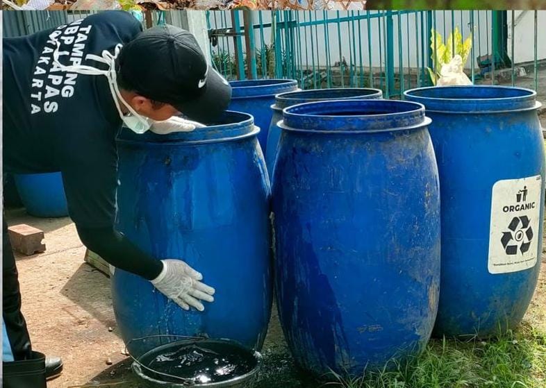 Seorang WBP tengah mencuci tong sampah pada salah satu kegiatan Pemasyarakatan Sehat. | dok. Humas Lapas Jogja 