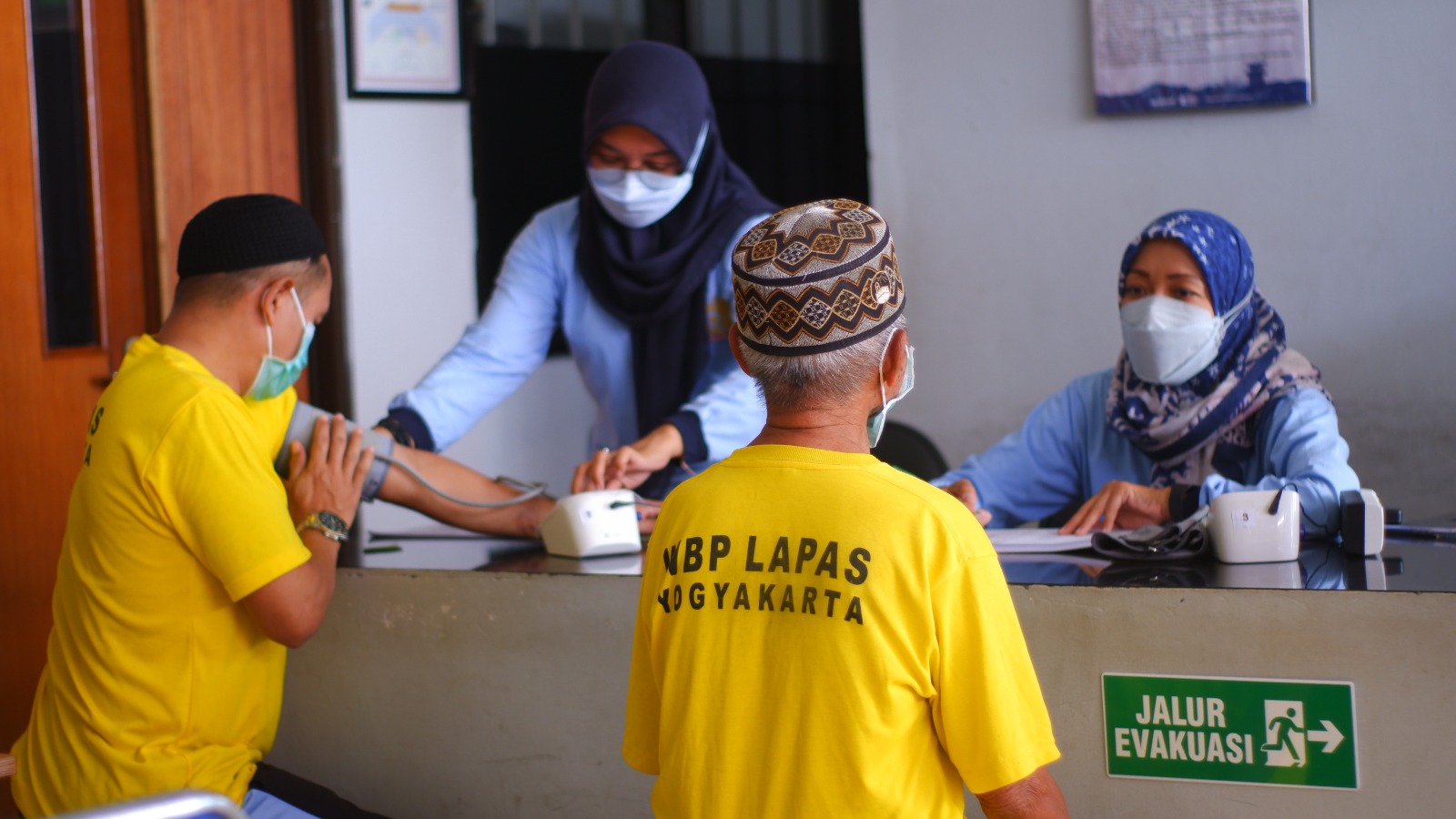 WBP sedang meneeima layanan kesehatan dari tenaga kesehatan Lapas Yogyakarta. | Foto: Husni/ Humas Lapas Jogja