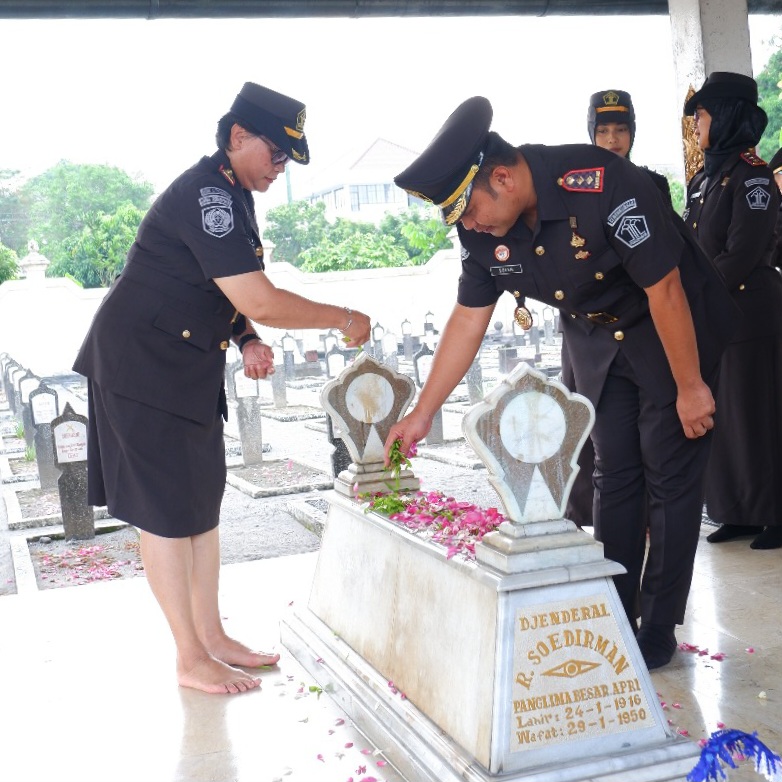Kepala Lapas Yogyakarta, Soleh JS, tengah menaburkan bunga di pusara Jenderal Sudirman | Foto: Krisman/ Humas Lapas Jogja