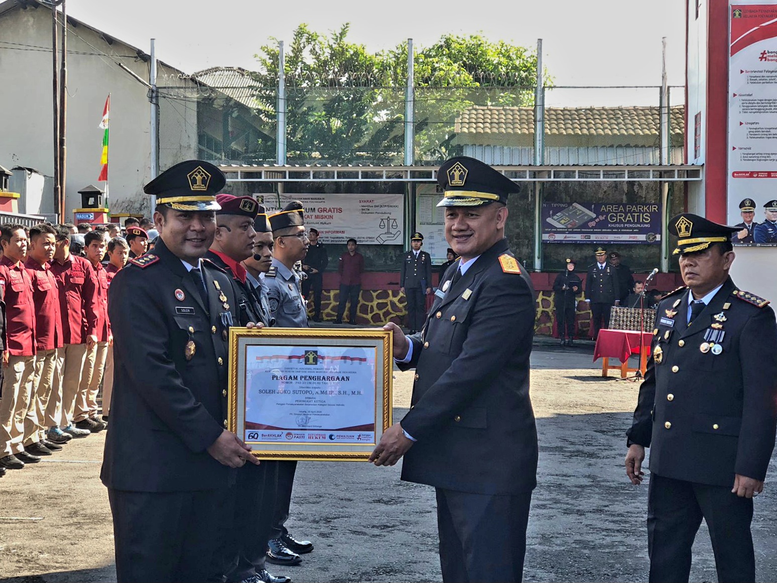 Kepala Lapas Yogyakarta, Soleh JS, saat menerima piagam penghargaan, diserahkan langsung oleh Kepala Kanwil Kemenkumham DIY, Agung Rektono S. | Foto:  Istimewa