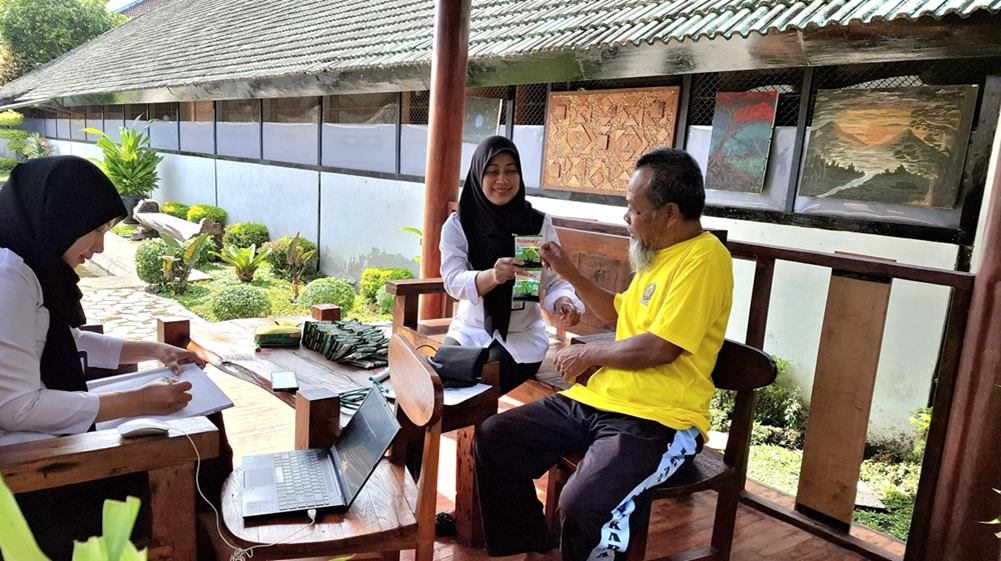 Seorang WBP menerima susu sebagai extra fooding 